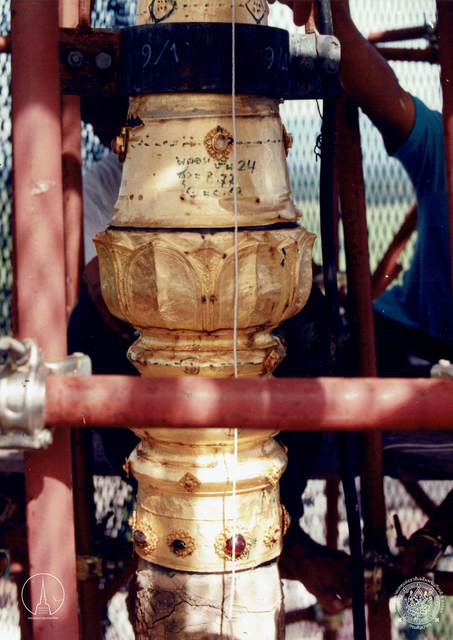 Read more about the article ปทุมโกศ พานรองรับบายศรีทองคำบนยอดพระบรมธาตุเจดีย์