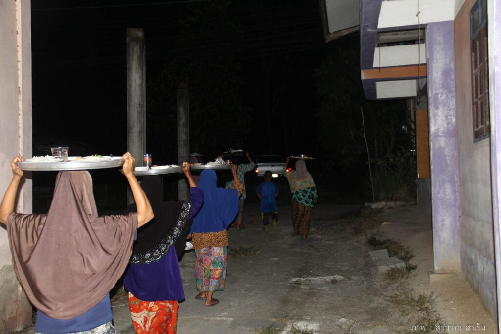 Read more about the article ทูนถาดค่ำศุกร์ : ทำบุญให้บรรพชนของคนแขกบ้านหนองบัว ตำบลท่าข้าม อำเภอหาดใหญ่ จังหวัดสงขลา