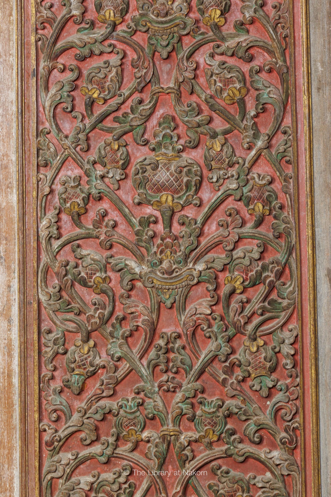 Read more about the article จากพรมทอสเปนสู่ตู้พระธรรมลายสับปะรดในวิหารโพธิลังกา