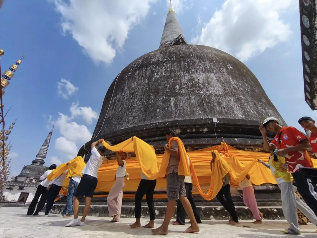 Read more about the article สองช่างซ่อมวัดพระบรมธาตุนครศรีธรรมราช