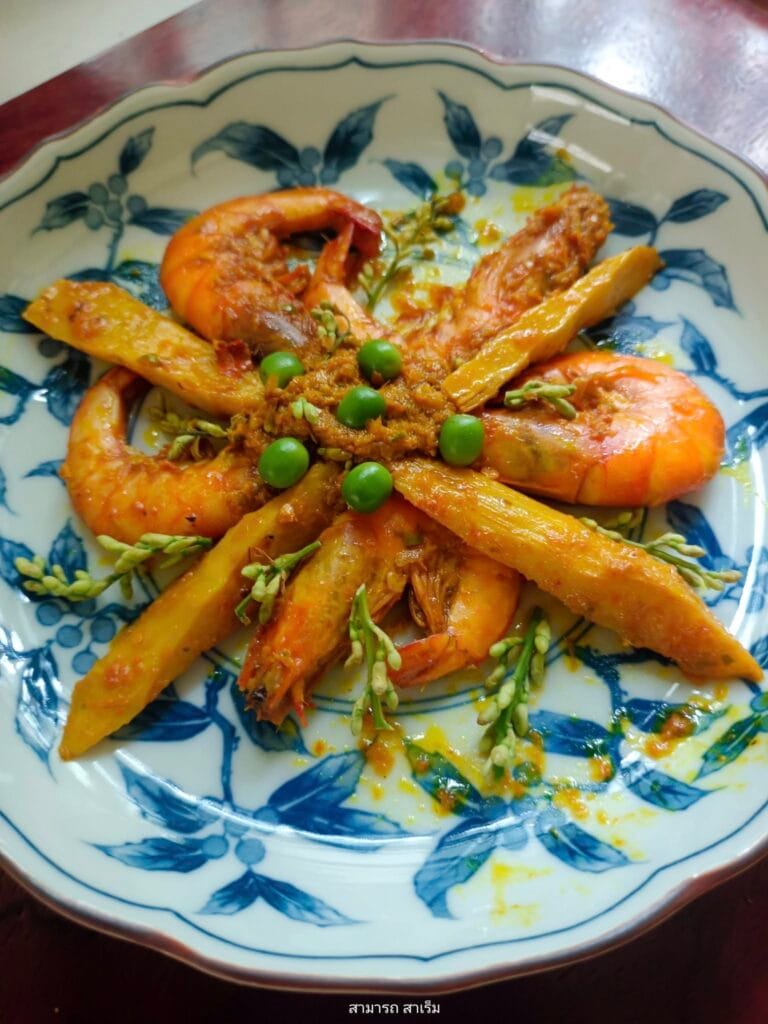 Read more about the article ผัดเผ็ดกุ้ง กับเครื่องแกง ใส่ ดอก ลูก ของข่าเล็ก