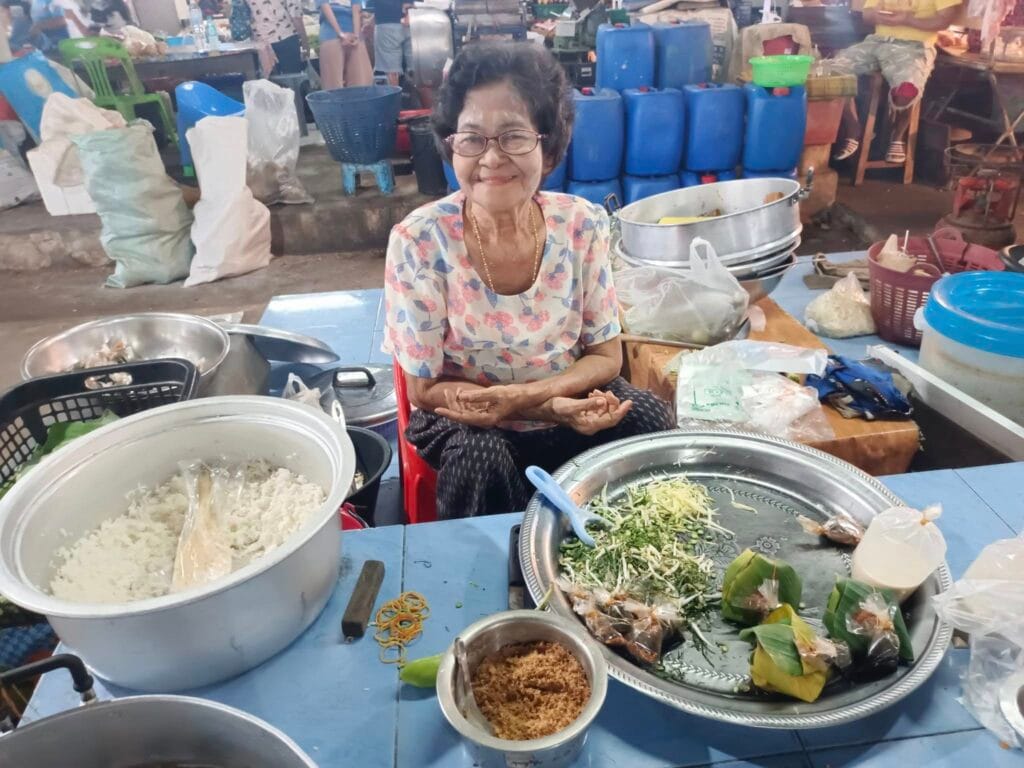 Read more about the article ข้าวยำน้ำเคย…จาก “เคยน้ำ” : ตามรอยมรดกรสชาติลุ่มน้ำทะเลสาบสงขลา ที่ตลาดเช้าควนเนียง