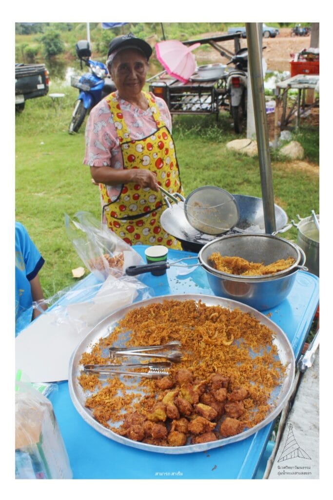 Read more about the article กุ้งแผ่น ลูกเห็ด : มรดกความอร่อยจากบ้านพร้าว ที่ตลาดนัดวันคารธรรมโฆษณ์