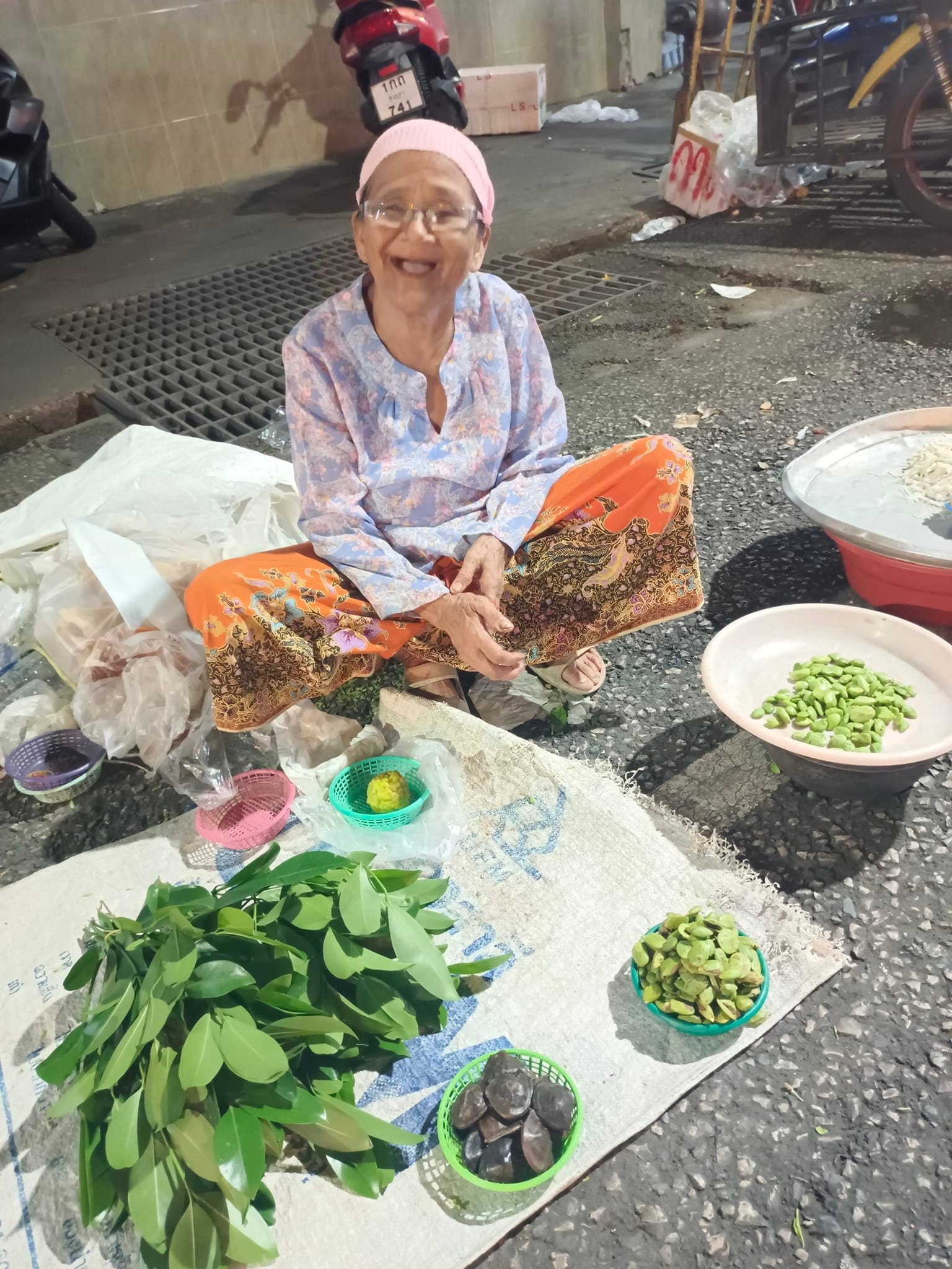 Read more about the article มะแก่ย๊ะ : คนขายผักยามค่ำคืนที่หลาดพล่าซ่าหาดใหญ่