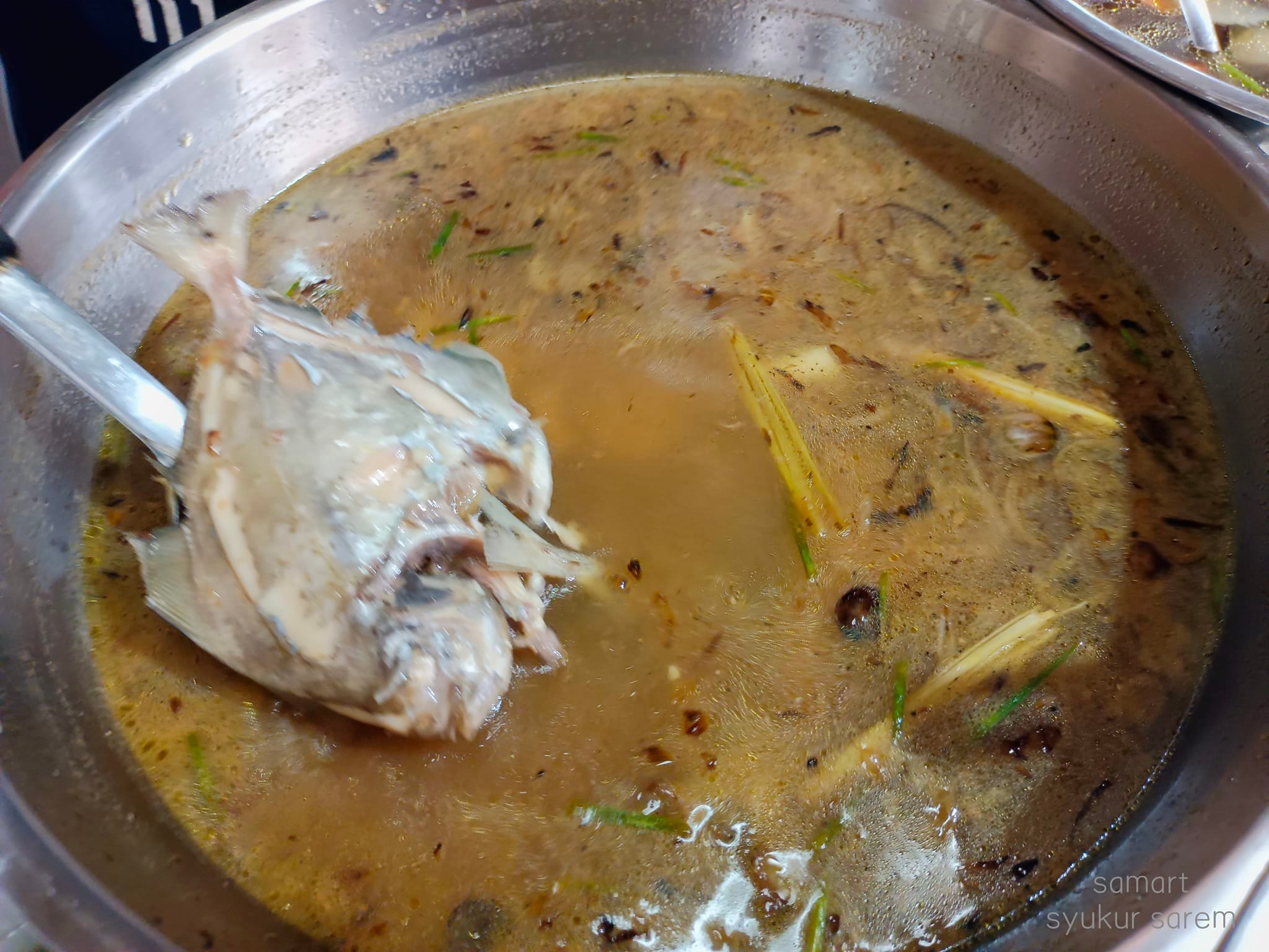 Read more about the article ‘ต้มมัน’ มรดกชาวเรือแห่งอ่าวไทย : ถอดสูตรลับจากร้านแกง ‘ก๊ะเราะ’ ตลาดคูขวาง