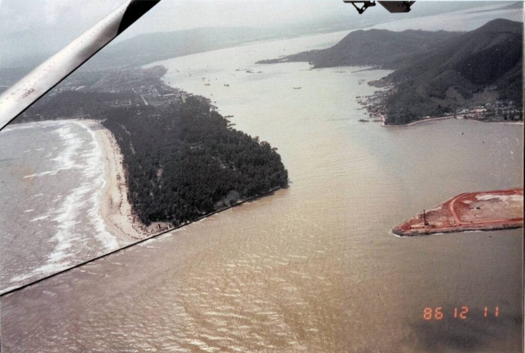 Read more about the article ภาพถ่ายขณะสร้างท่าเรือน้ำลึก กับ เขื่อนกั้นปากทะเลสาบสงขลาตอนล่าง