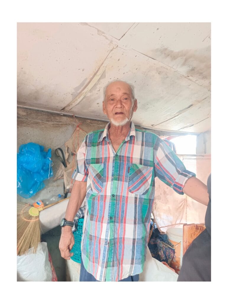 Read more about the article หัวใจไม่จมน้ำ : “ปะแก่หมุด” ชายชราวัย 72 ผู้พา 5 ชีวิตฝ่าสายน้ำหลาก ณ ปลายน้ำหาดใหญ่