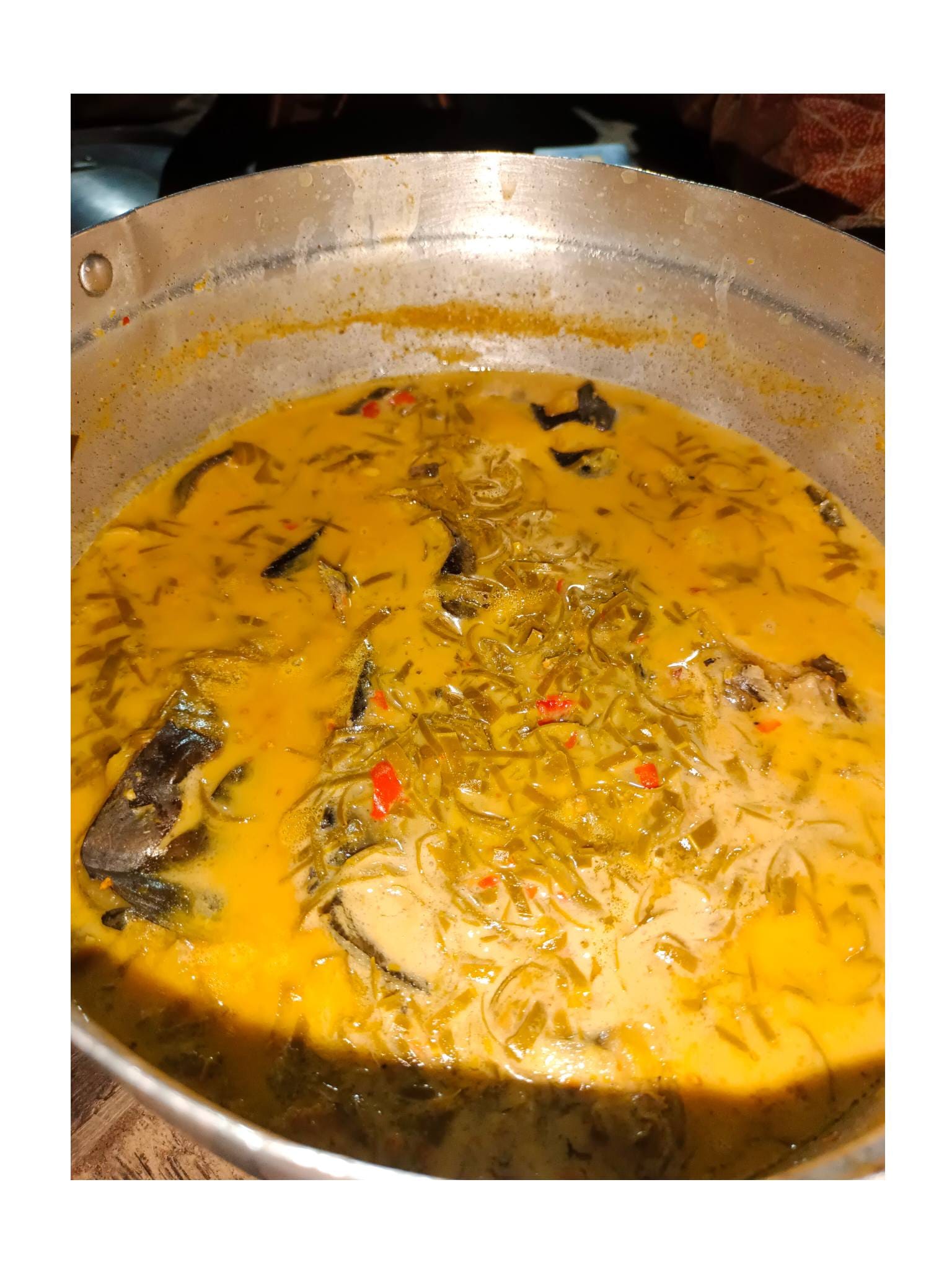 Read more about the article รสแกงแห่งการหยัดยืน : “แกงคั่วปลาดุกใบส้มมวง” วิถี”วาส่อ” ที่ปลายน้ำหาดใหญ่