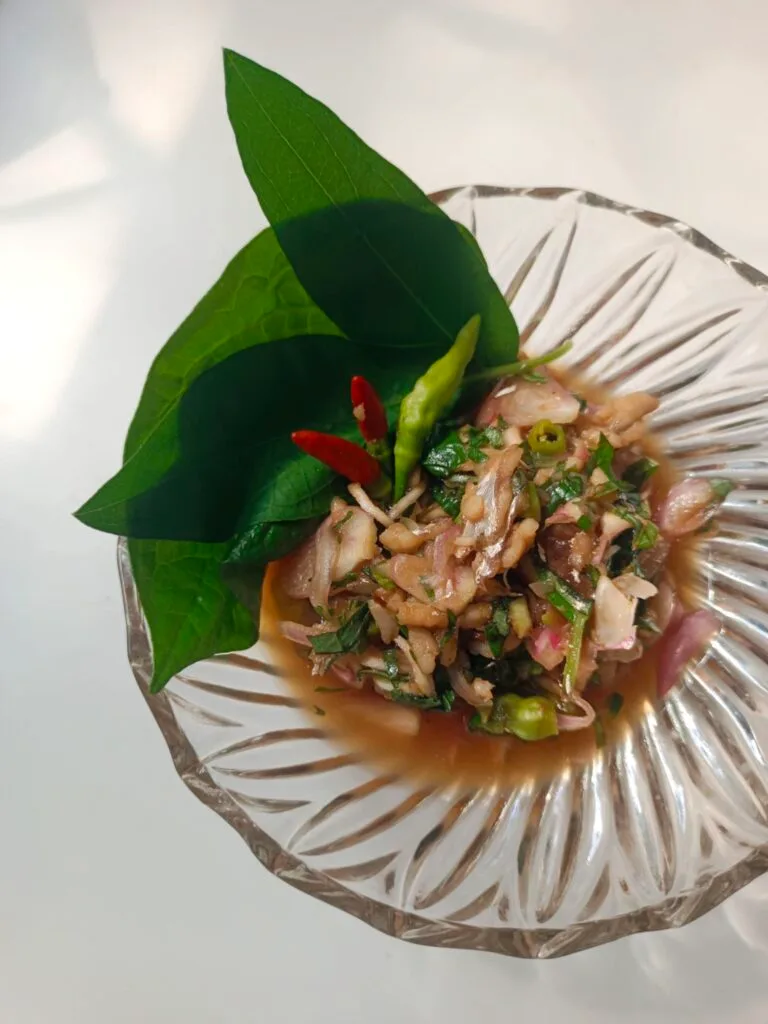 Read more about the article ยำดิบปลาแมว: ฟื้นตำรับรสชาติพื้นบ้านจากความจำ