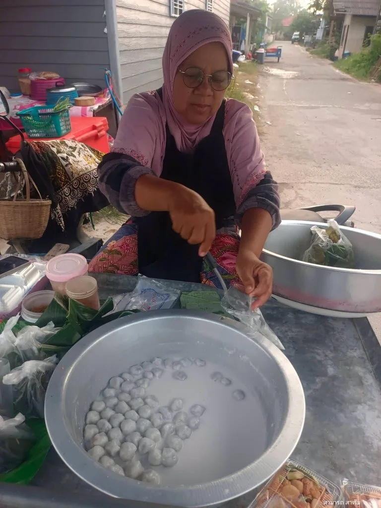 Read more about the article ขนมหวานที่บ้านควน: วิถีขนมหัวล้านบนรถพ่วงข้าง