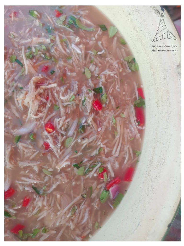 Read more about the article ยำหัวโหนดใส่ใบมะสัง: รสชาติจากคาบสมุทรสทิงพระ ณ บ้านตางหน
